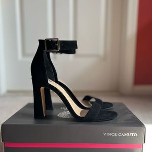 Black suede Vince Camuto heels (size 6)